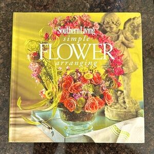 Great condition! Southern Living Simple Flower Arranging Book w/ book jacket